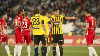 Feltscher, Zapater y Marcelo Silva discuten un lance del partido disputado en Almería.