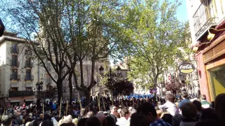 Mucho público en la salida de la procesión en la plaza del Justicia.