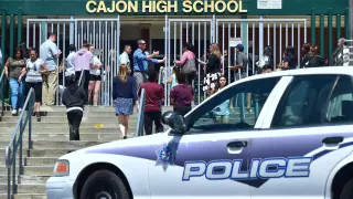 Padres esperan a recoger a sus hijos a las puertas del instituto donde ha sucedido el crimen.