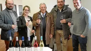 Sergio Ortiz (alcalde de Cariñena y presidente de la Ruta del vino), Rocío Meléndez (directora técnica), Joaquín Meléndez (gerente de la bodega), Jose Luis Ansón (alcalde de Tosos) y José Toledano (enólogo).