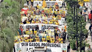 Multitudinaria manifestación convocada por UAGA en 2004 para protestar por el precio del gasoil.