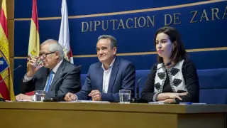 Juan Antonio Sánchez Quero, acompañado por los vicepresidentes de la DPZ, Martín Llanas y Teresa Ladrero.