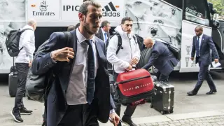 Bale, en primer plano, durante la llegada del Real Madrid a Múnich.