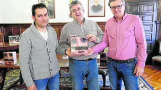 Eduardo Suárez, Eliseo Giménez y Pablo Perruca, con el libro.