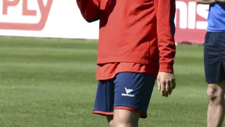 Samu gesticula durante un entrenamiento con el Huesca.