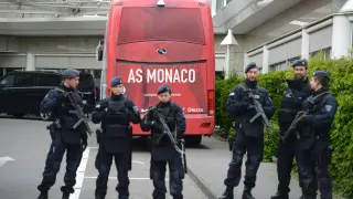 Agentes de la policía alemana vigilan el autobús del Mónaco.