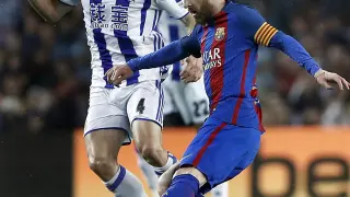 Messi dribla a Asier Illarramendi en el duelo disputado este sábado en el Camp Nou