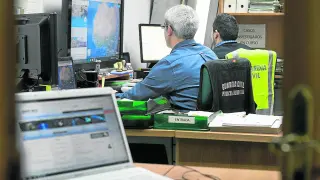 Miembros del Equipo de Investigación Tecnológica de la Guardia Civil en su despacho.
