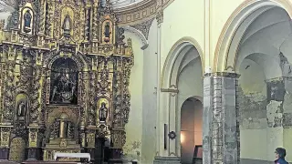 El agua ha dañado el interior de la iglesia del Carmen.