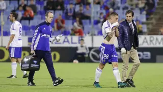 Jorge Pombo se marcha sustituido tras el mal giro en su rodilla izquierda durante el partido con el Mallorca.