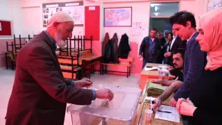 Un turco vota en Estambul.