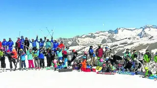 Los esquiadores y entrenadores de los tres clubes de Cerler (Valle de Benasque, Radical Kids y Cerler Aneto) se hicieron una foto de familia para despedir la temporada.