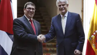 El ministro español de Asuntos Exteriores, Alfonso Datis, saluda al ministro de Relaciones Exteriores de Cuba, Bruno Rodríguez, con quien ha mantenido una reunión dentro de los actos de su visita oficial a España.