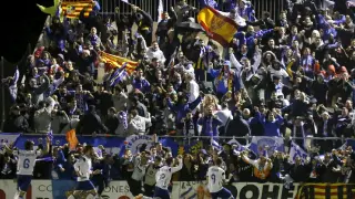 Imagen retrospectiva de uno de los viajes de la afición del Real Zaragoza a Anduva. Este fue en enero de 2014, y ganó el cuadro aragonés 0-1 al Mirandés con un gol de Roger, que los jugadores celebran en la fotografía.