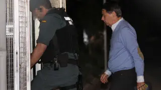 Ignacio González, trasladado al calabozo donde ha pasado la noche tras el registro de su despacho