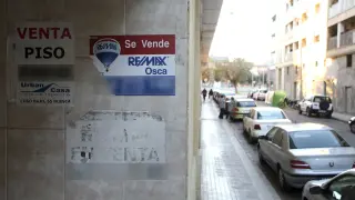 Imagen de archivo de carteles anunciadores de pisos en venta en Huesca.