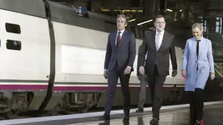 El presidente ha realizado un viaje conmemorativo en el mismo tren AVE que hace 25 años inauguró la línea Madrid-Sevilla.