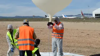 Lanzamiento de los satélites del concurso, con los aviones estacionados en el aeropuerto al fondo.