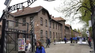 Miles de jóvenes recordando en Auschwitz a las víctimas del Holocausto.