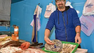 Manuel Blázquez Sevillano, con chirlas y coquinas frescas en su pescadería Sevillano-La Mar de Cosicas.