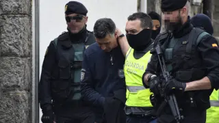 La Guardia Civil traslada al detenido en la localidad segoviana de El Espinar.