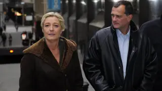 La otra pareja aspirante al Elíseo: Marine Le Pen y su esposo Louis Aliot.