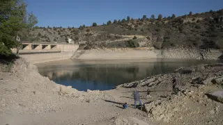 El pantano del Arquillo registra un bajo nivel de agua embalsada que no se veía desde 1992. a. g./b.