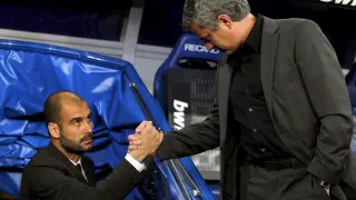 Guardiola y Mourinho se saludan en un Madrid-Barcelona.