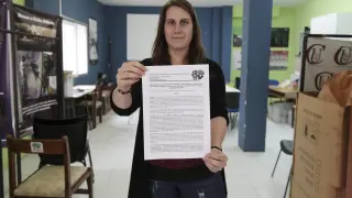 Patricia Blasco, de la asociación vecinal, muestra el escrito de queja enviado a la DGA y al Justicia.