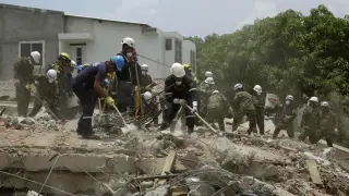 Soldados buscan a los supervivientes tras el derrumbe de un edificio en construcción en Colombia.