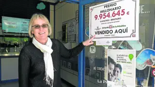 Brigitte Tomey, responsable de la administración nº 70 de Zaragoza, junto al cartel que acredita el premio repartido el domingo.
