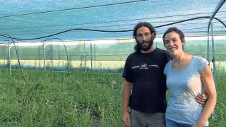 Germán y Patricia, en su granja de caracoles.