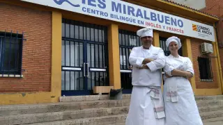Miguel Ángel Camino, estudiante de Cocina y Gastronomía del IES Miralbueno, y Sandra Oliva, delegada de Cocina y Gastronomía.