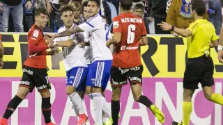 Jesús Valentín, en el centro junto a Isaac, protege a Lanzarote en un rifirrafe con el mallorquinista Brandon en los últimos minutos del partido de hace 20 días frente a los baleares en La Romareda.