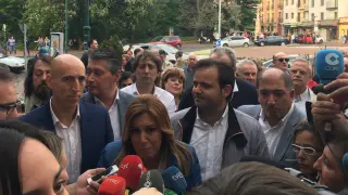Susana Díaz atiende a los medios con Carlos Martínez, alcalde de Soria, tras ella en su visita a León, este jueves.