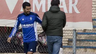 Ángel charla con el doctor Martínez en el campo de entrenamientos de la Ciudad Deportiva al inicio del entrenamiento.