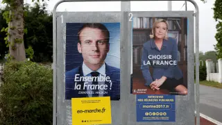 Macron y Le Pen, en dos carteles pidiendo el voto para las elecciones de este domingo.