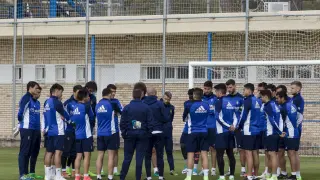 La plantilla del Real Zaragoza, reunida en corro en torno a César Láinez ante de dar inicio al entrenamiento en la Ciudad Deportiva.