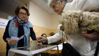 Una francesa vota en Niza nada más abrirse el colegio electoral para elegir entre Macron y Le Pen para la Presidencia de Francia.