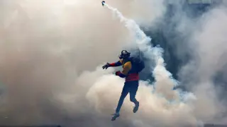 La policía dispersa con gas lacrimógeno una manifestación opositora en Caracas.