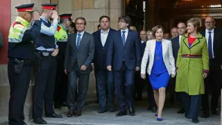 Carles Puigdemont y Artur Mas arropan a Forcadell.