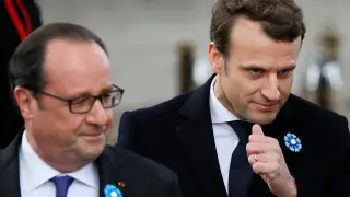 El presidente electo de Francia, Emmanuel Macron, junto al mandatario saliente, François Hollande, en el homenaje a las víctimas de la Segunda Guerra Mundial.