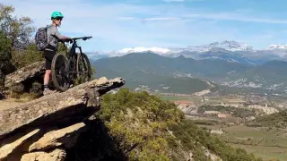Una 'biker' contempla la espectacular vista que ofrece la ruta Miradores de Aínsa y Morillo.