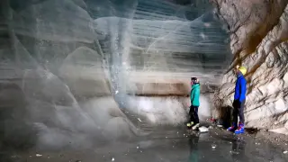 El registro de los cambios climáticos durante los últimos milenios ha quedado contenido en el hielo de cuevas como esta del Parque Nacional de Ordesa