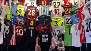 Leo Messi junto a su hijo y su colección de camisetas de fútbol.
