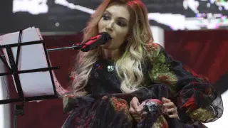 Yulia Samoilova, vetada por Ucrania para participar en Eurovisión, ha cantado la canción que iba a presentar al certamen en Crimea, símbolo de la ruptura política entre Kiev y Moscú.