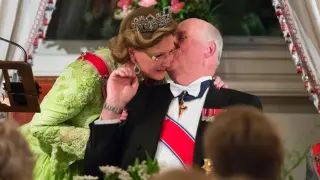 Los reyes Sonia y Harald se besan durante la cena de gala por sus 80 cumpleaños.