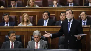 El presidente del Gobierno, Mariano Rajoy, durante su intervención en el Congreso para responder también a las preguntas de la oposición sobre la corrupción política