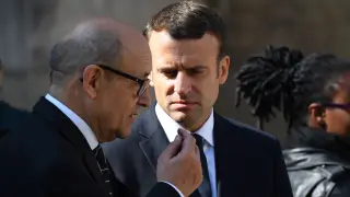 Macron conversa con el ministro de Defensa francés, Jean Ives Le Drian, este jueves a la salida del funeral en Lannion por Corinne Erhel, de 50 años, fallecida el pasado 5 de mayo cuando participaba en un mitin durante la campaña a favor de En Marcha.