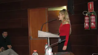 Diana Campos defendiendo su vídeo ante el jurado de la IV Olimpiada Filosófica de España.